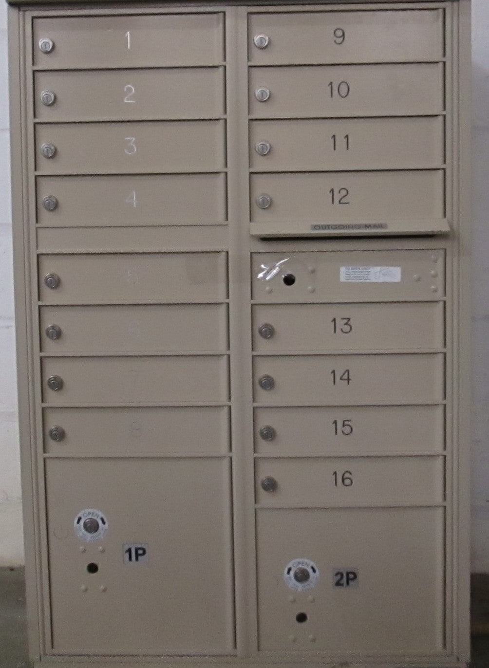 Salsbury 4C 16 unit Pedestal Mailbox with 2 Parcel Boxes Display Model