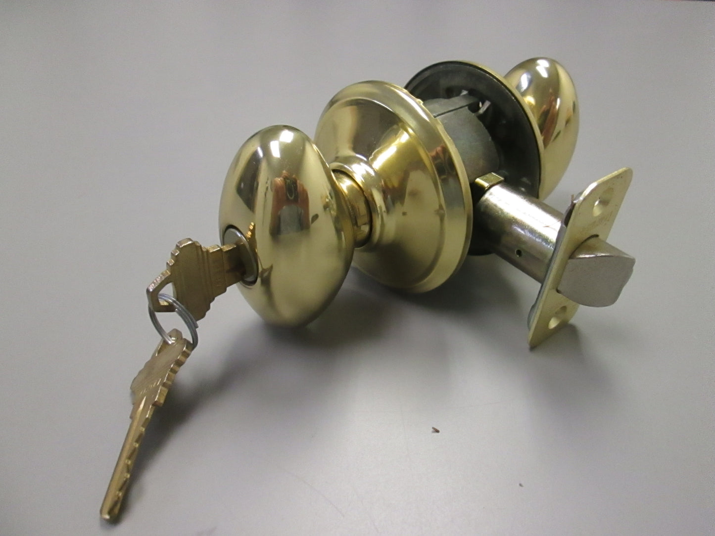 Schlage F Series Keyed Entry Set with Siena Style Knobs