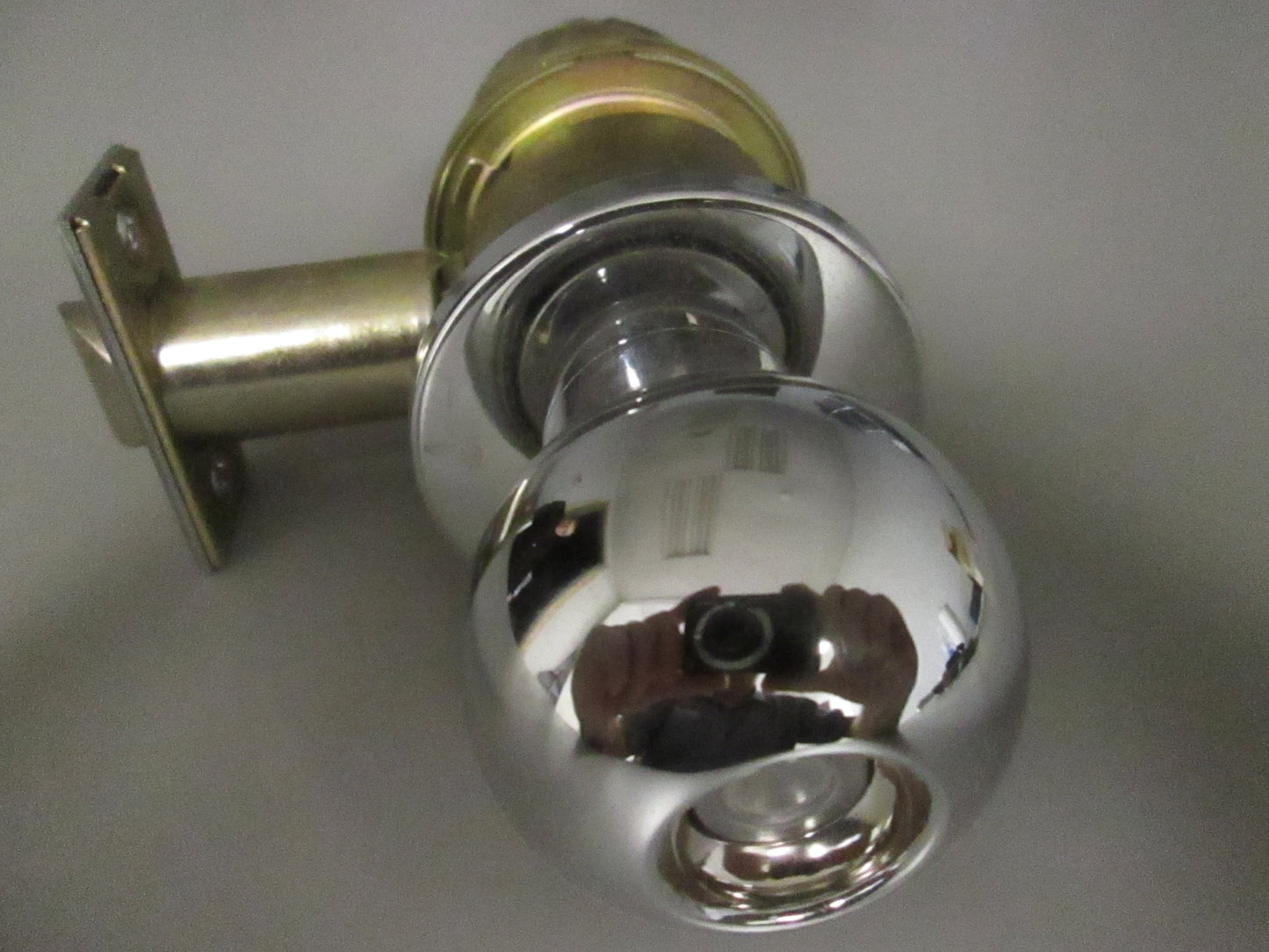 Schlage D40S Privacy Set with Orbit (BALL) Style knobs Split Finish-Polished Chrome/Polished Brass