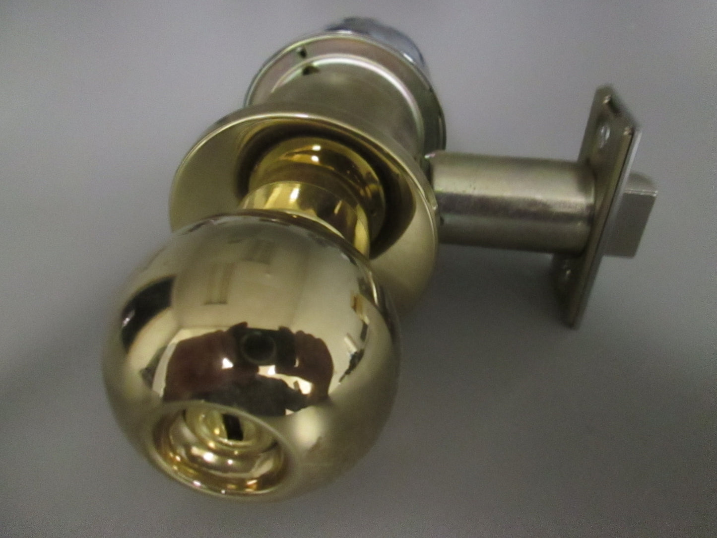 Schlage D40S Privacy Set with Orbit (BALL) Style knobs Split Finish-Polished Chrome/Polished Brass